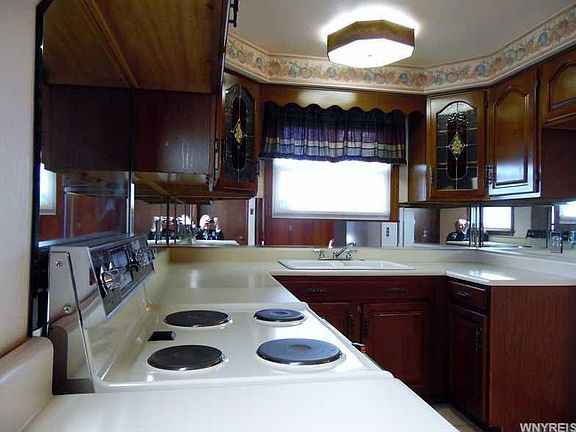 3rd image of 2910 Seneca Ave