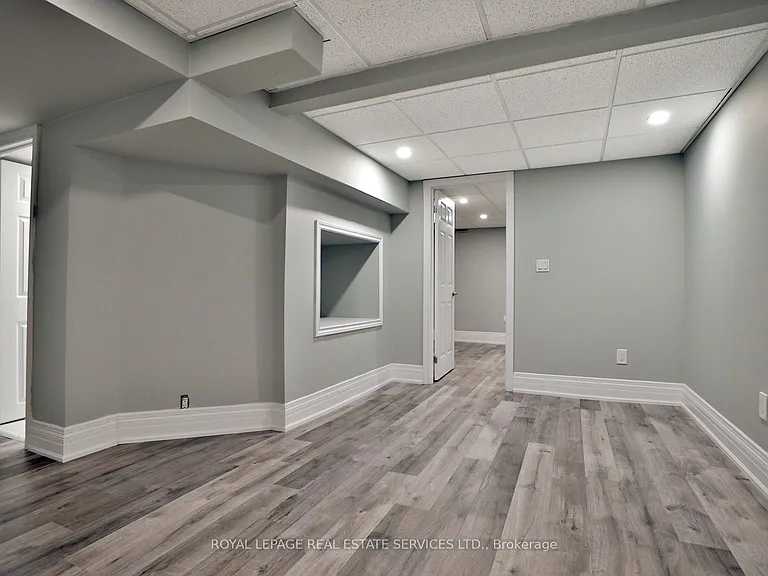 1021 Runnymead Cres — Photo 23