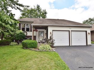 562 Iroquois Trl, Carol Stream, IL 60188