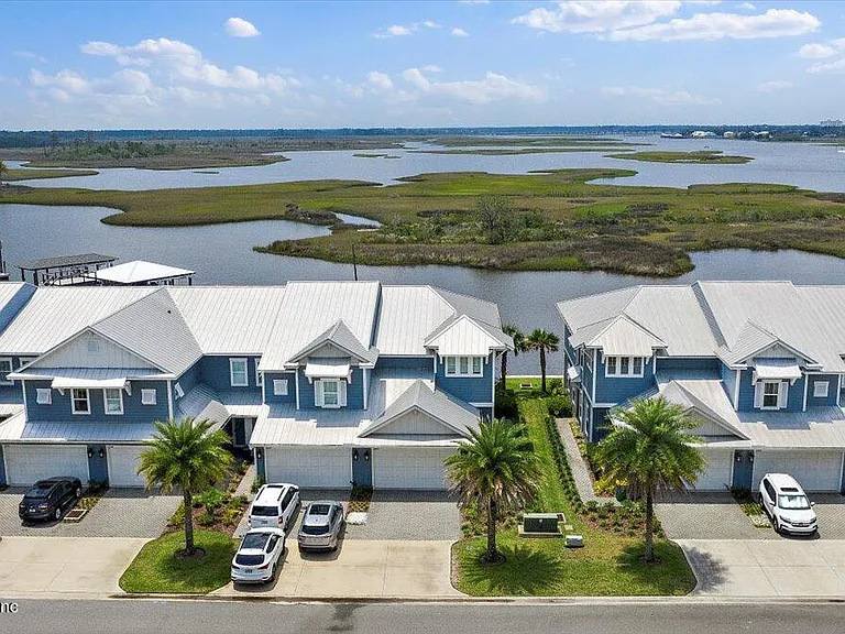 2260 Beach Blvd — Photo 2