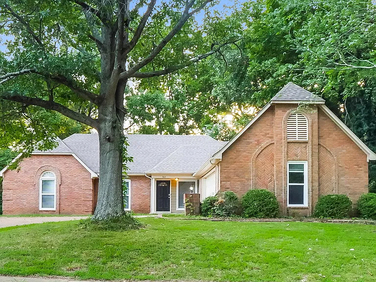 965 Hunters Point Dr — Photo 1