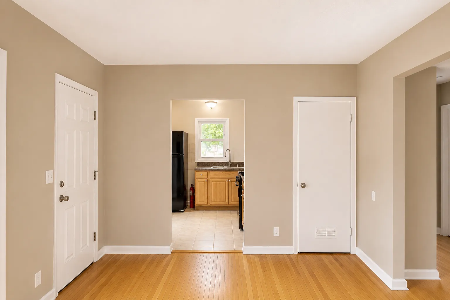 3 bed, 1200 sqft, $2,200 — Photo 2