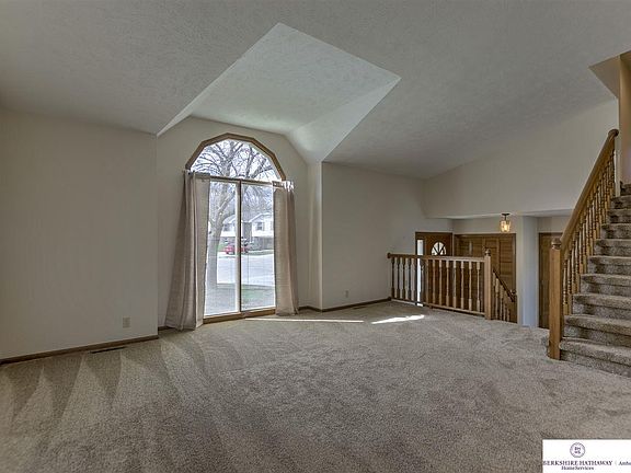 4th image of 701 S Taylor Cir