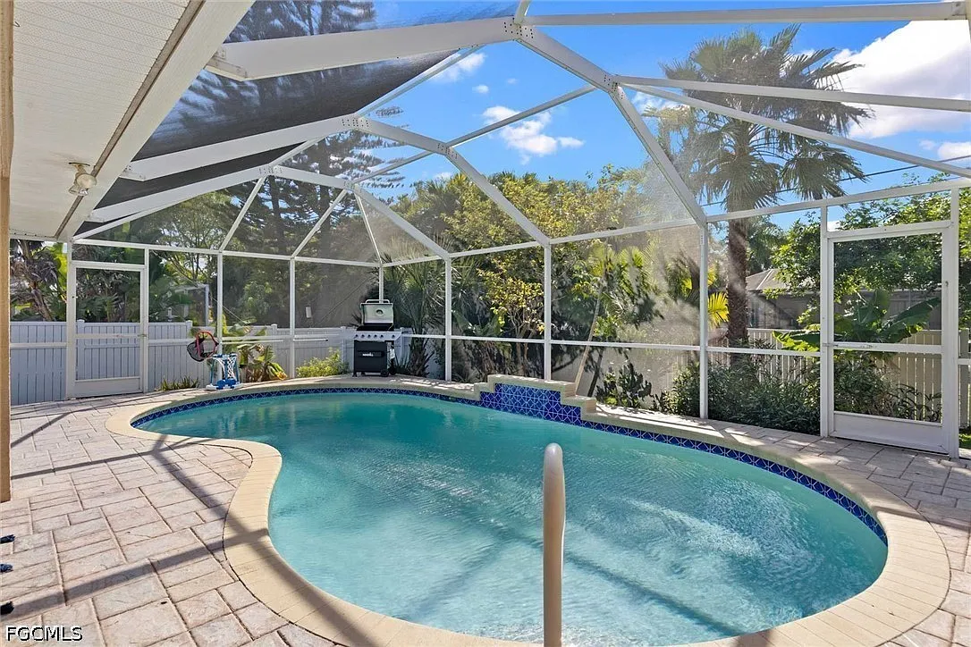 4 bed, 2.0 bath, 2195 sqft, $5,925 — Photo 2