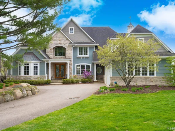1373 Signal Ln, Lake Orion, MI 48360