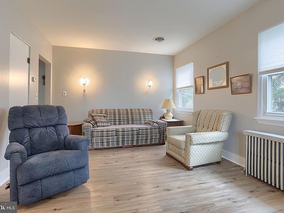 3rd image of 313 Oak Ct
