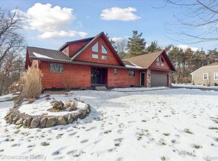 4617 Pineway Dr, Fenton, MI 48430