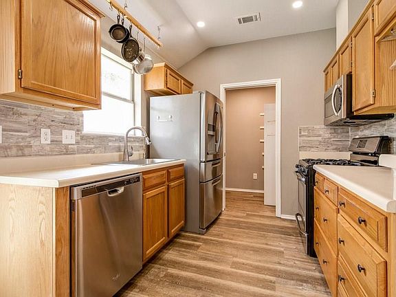 5th image of 611 Blue Oak Cir