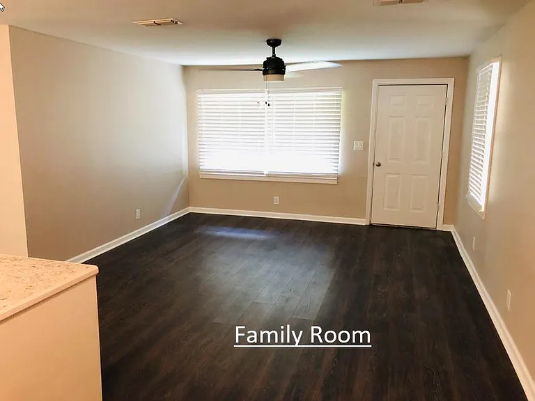 922 Bennett Ave — Photo 3