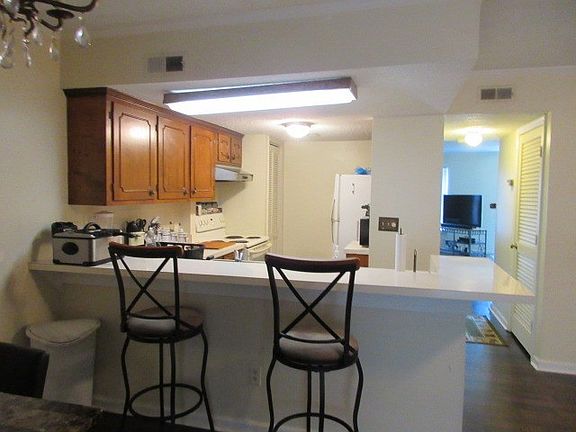 5th image of 1038 N Guignard Dr APT 15