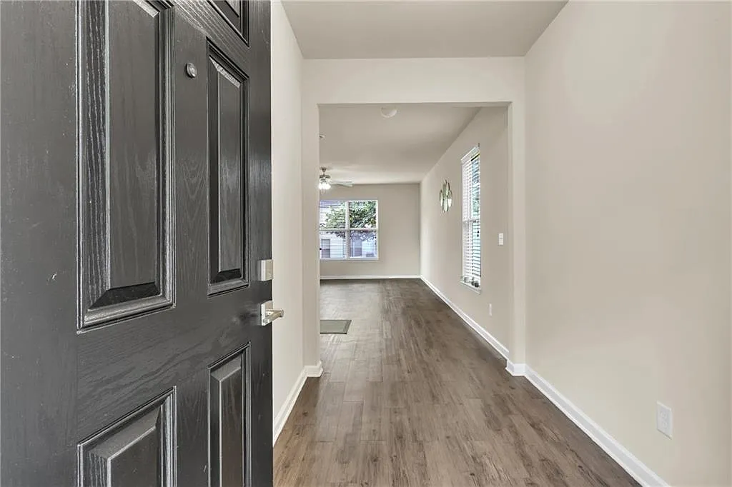 4 bed, 2.5 bath, 2071 sqft, $2,400 — Photo 3