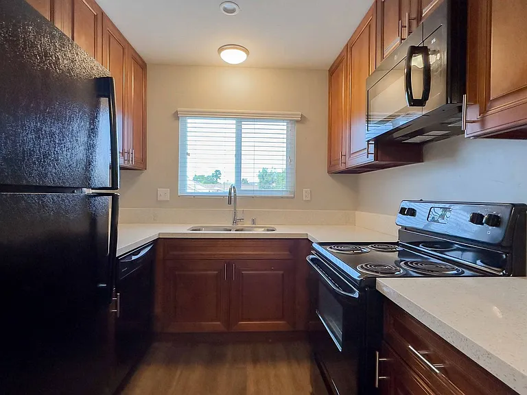 Twin Palms Apartments — Photo 6