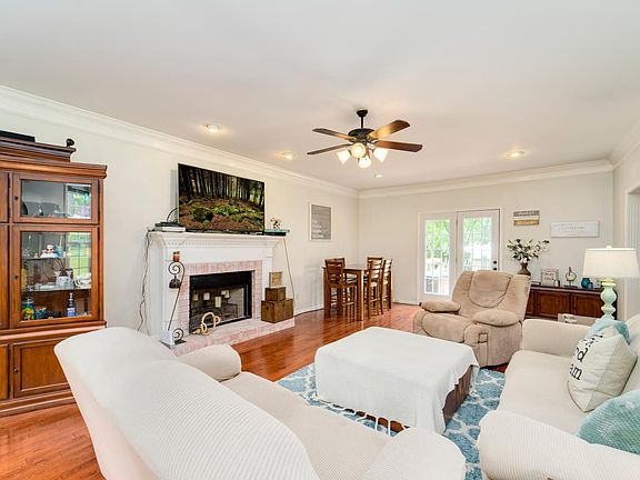 4th image of 101 Windsor Pl