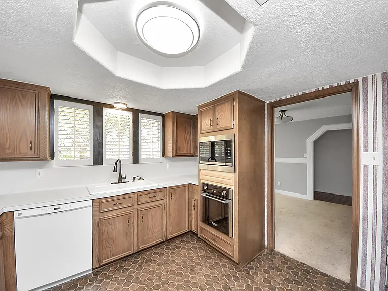 7510 Renmark Ln — Photo 28