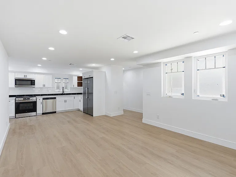 1822 1/2 S Harvard Blvd — Photo 11