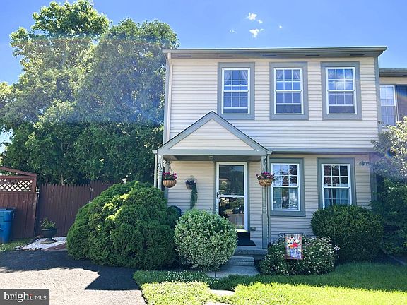 3rd image of 32 Steeplechase Cir