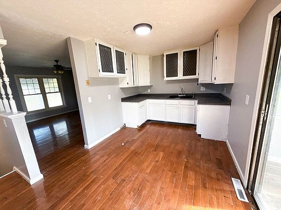 4th image of 5004 Astoria Ave