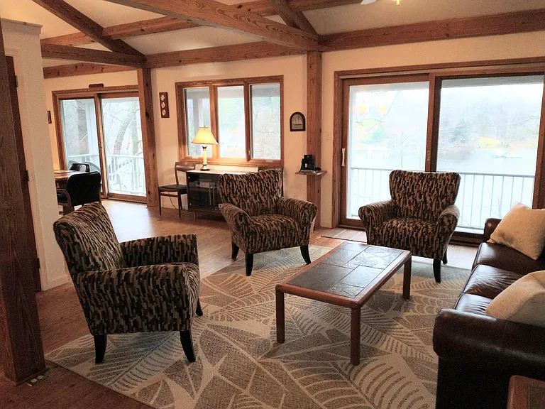 402 Forest Beach Rd — Photo 3