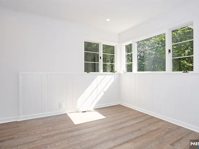 105 Hollywood Ave — Photo 9