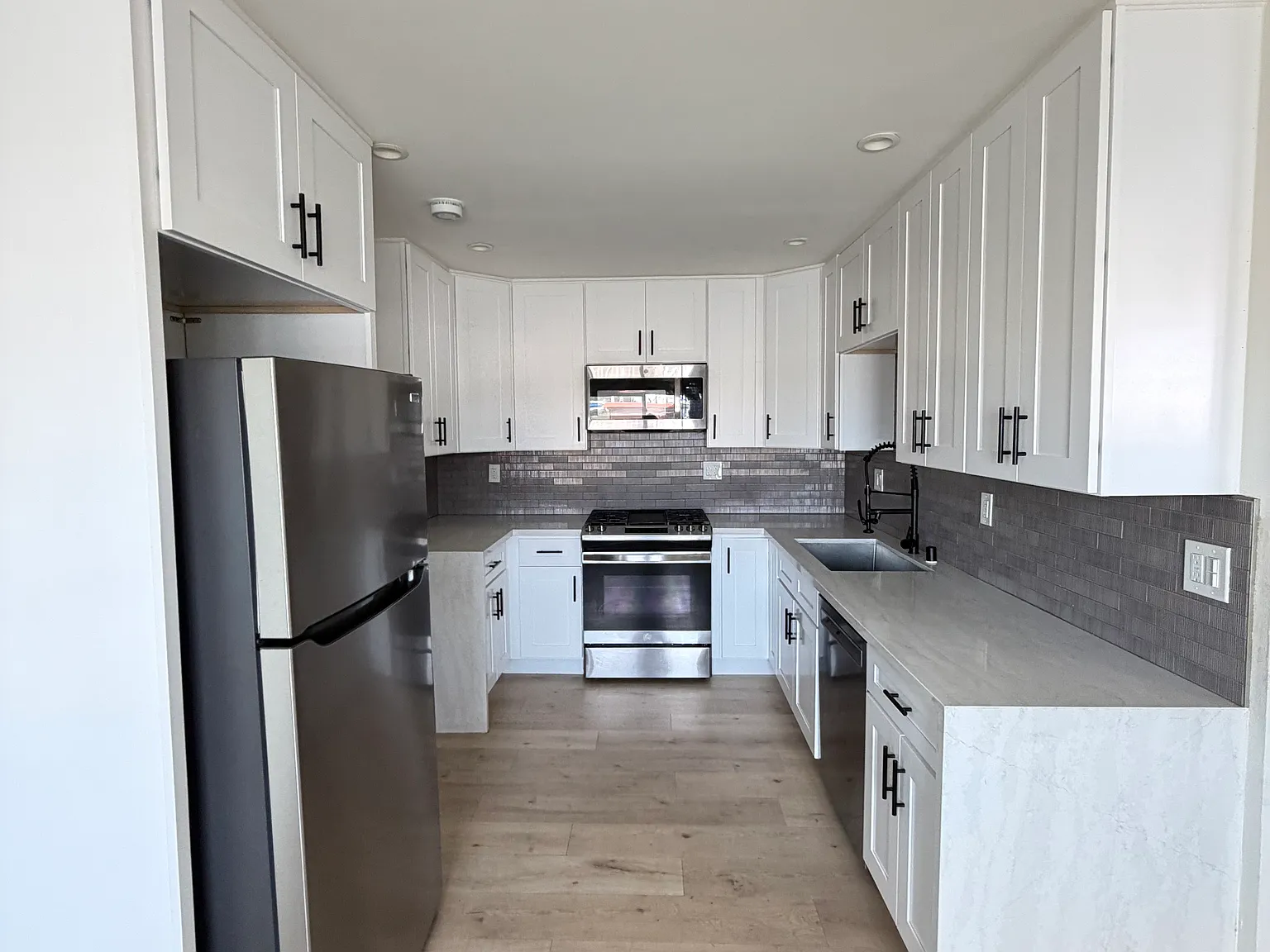 2 bed, 700 sqft, $2,995 — Photo 2