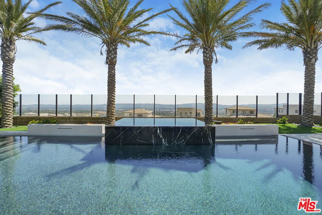 5 bed, 6.0 bath, 4686 sqft, $15,500 — Photo 2