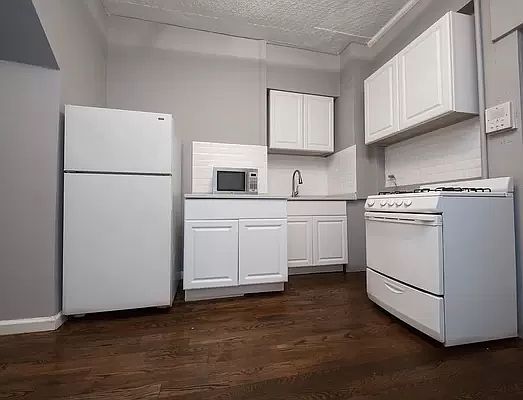 4th image of 111 Christopher St APT 4