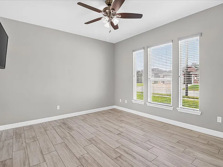 6718 Stuyvesant Ct — Photo 33