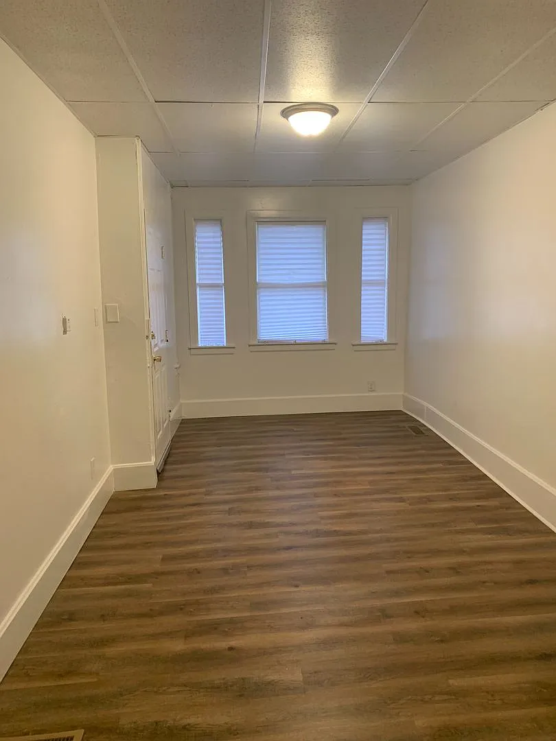 Video in Photos! Downtown York 2 Bedroom-1st Floor — Photo 3