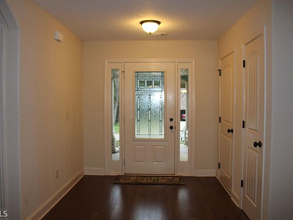 3rd image of 523 Lexington Ln #15