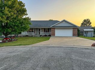 604 Varner Cir, Oak Grove, MO 64075