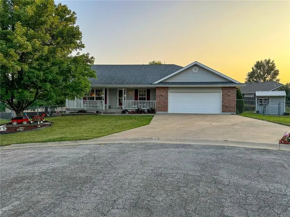 604 Varner Cir, Oak Grove, MO 64075