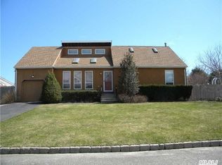 31 Meadow Ct, Manorville, NY 11949