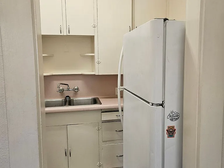 413 NW C St — Photo 11