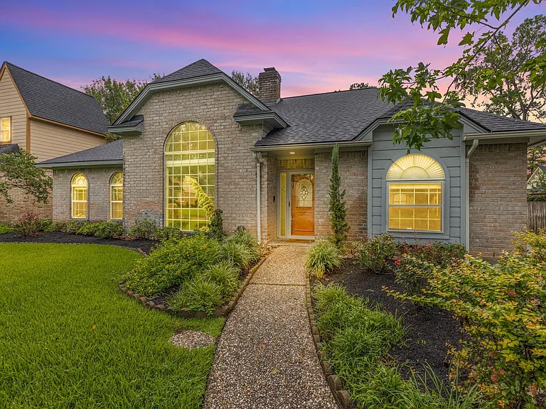 5622 Woodland Creek Dr — Photo 1