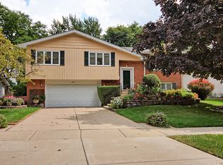 521 S Cedarcrest Dr, Schaumburg, IL 60193