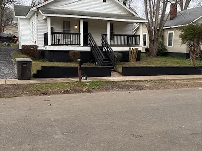 221 E Bell St — Photo 2