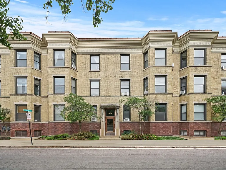 741 W Wellington Ave #1 — Photo 1