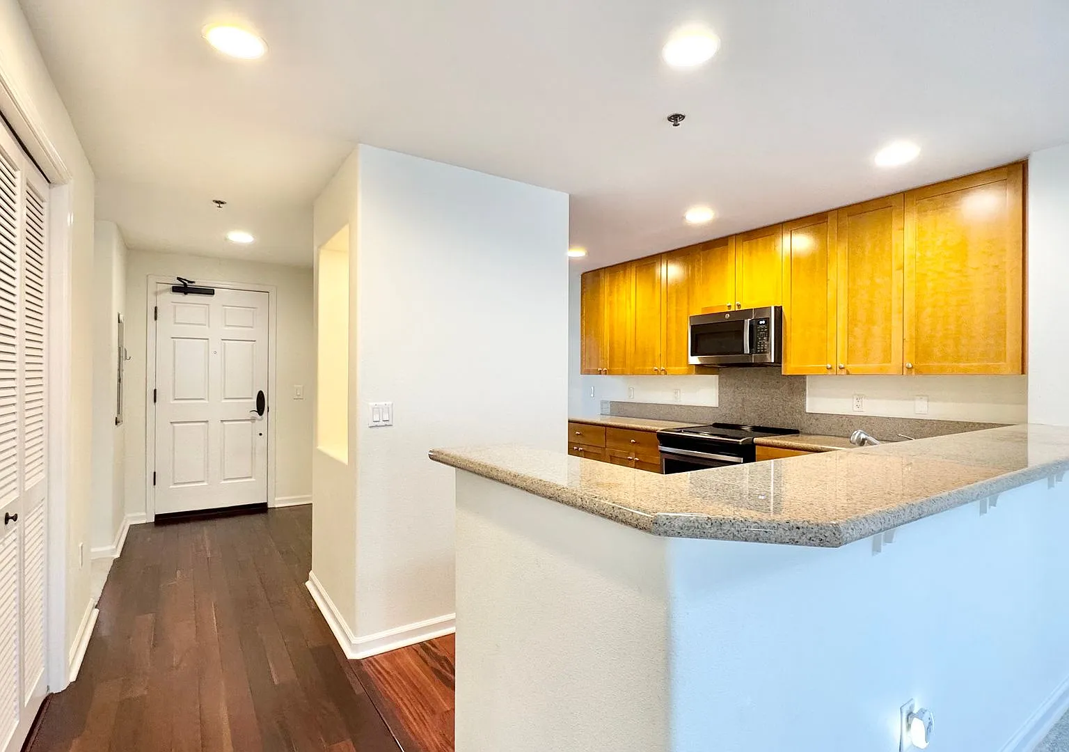 Rarely Available 2 Bd/2ba Condo Unit With 2 Parking Stalls - Colony At The Peninsula — Photo 4