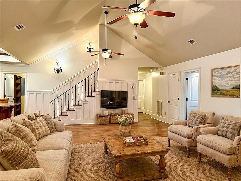 1st image of 224 Hillcrest Dr