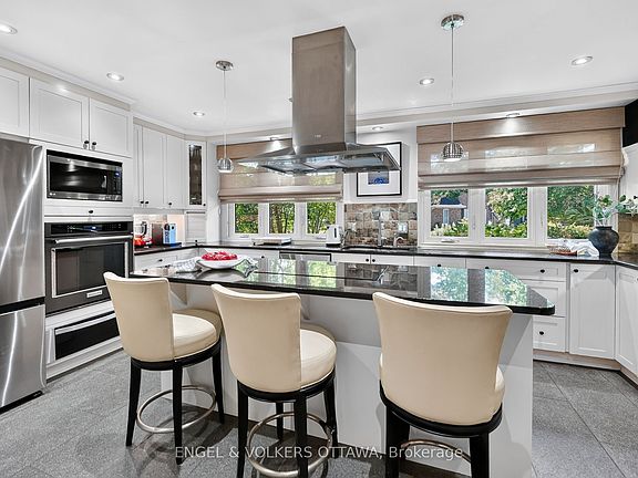 4th image of 1907 Fairmeadow Cres