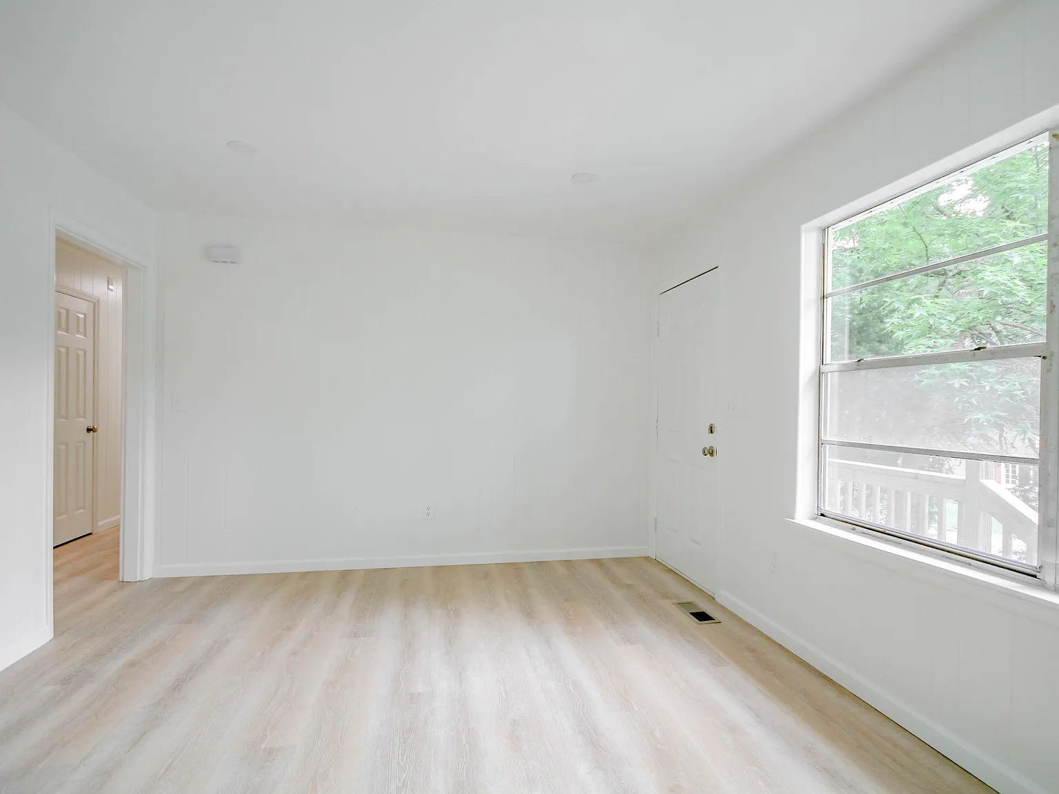 3 bed, 960 sqft, $1,300 — Photo 4