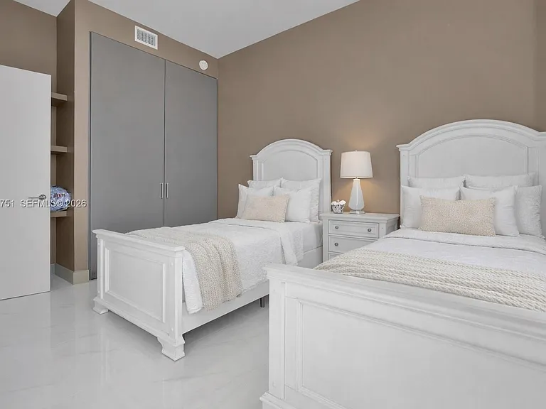 700 NE 24th St #Penthouse 5801 — Photo 27