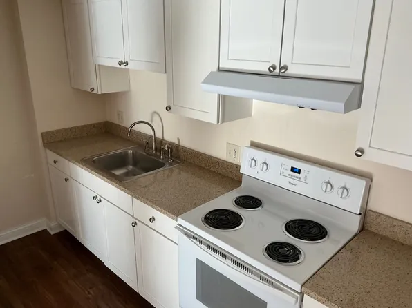 923 Sumner St, Woodstock, IL 60098