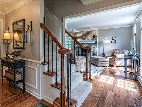 3rd image of 1008 S Lake Dr