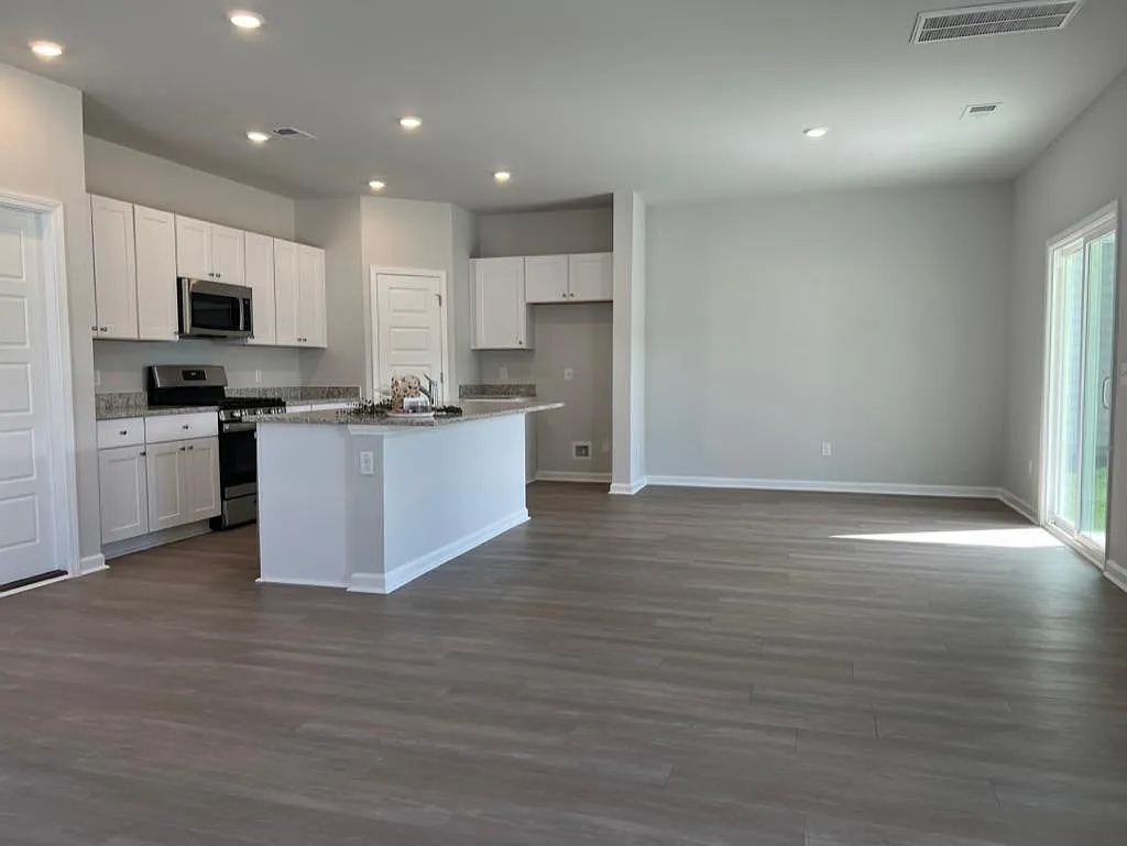 4 bed, 1840 sqft, $2,449 — Photo 4