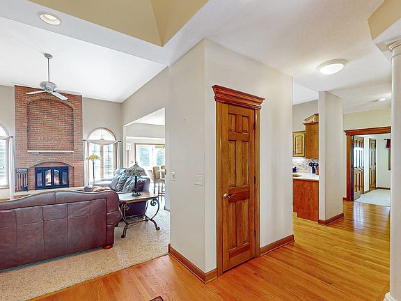 5th image of 976 Black Walnut Dr