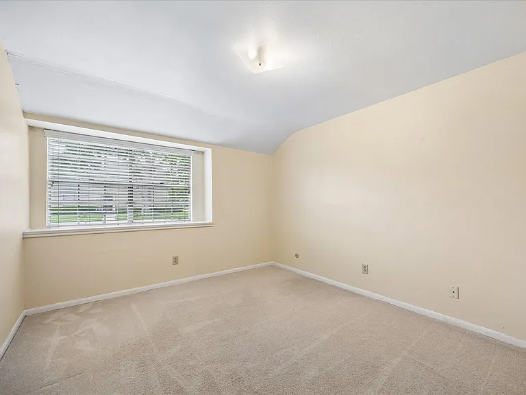 11926 Waldemar Dr — Photo 13