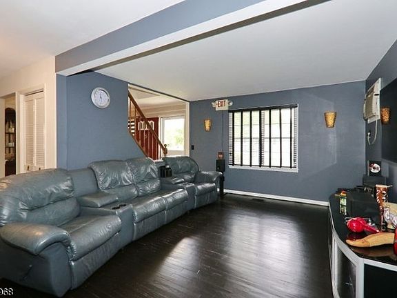 4th image of 208 2nd St