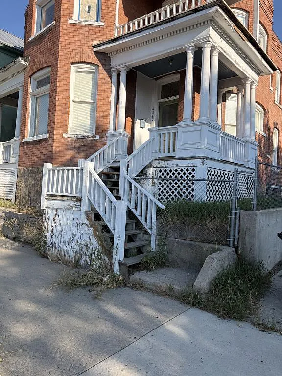 425 W Silver St — Photo 1