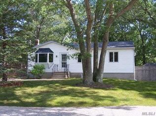 71 Panamoka Trl, Ridge, NY 11961